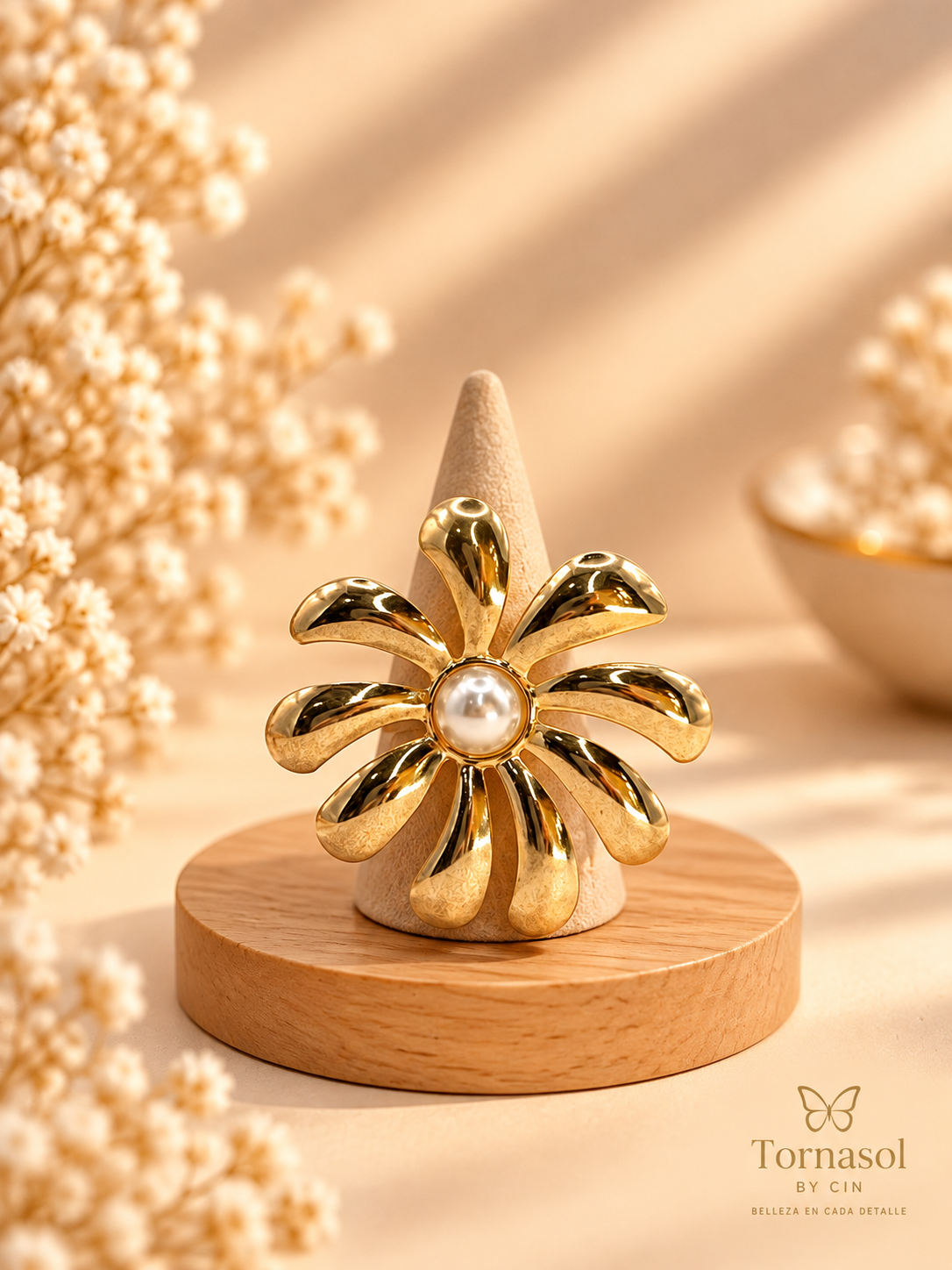 Imagen ilustrativa de Anillo Flor Dorada con Centro Perlado