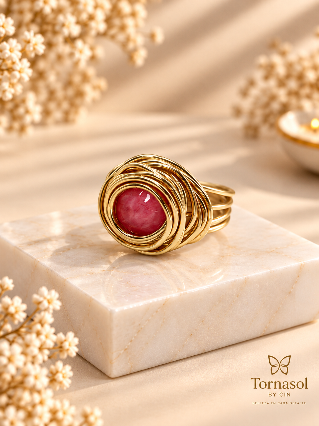 Imagen ilustrativa de Anillo Nido Dorado con Centro Rosa