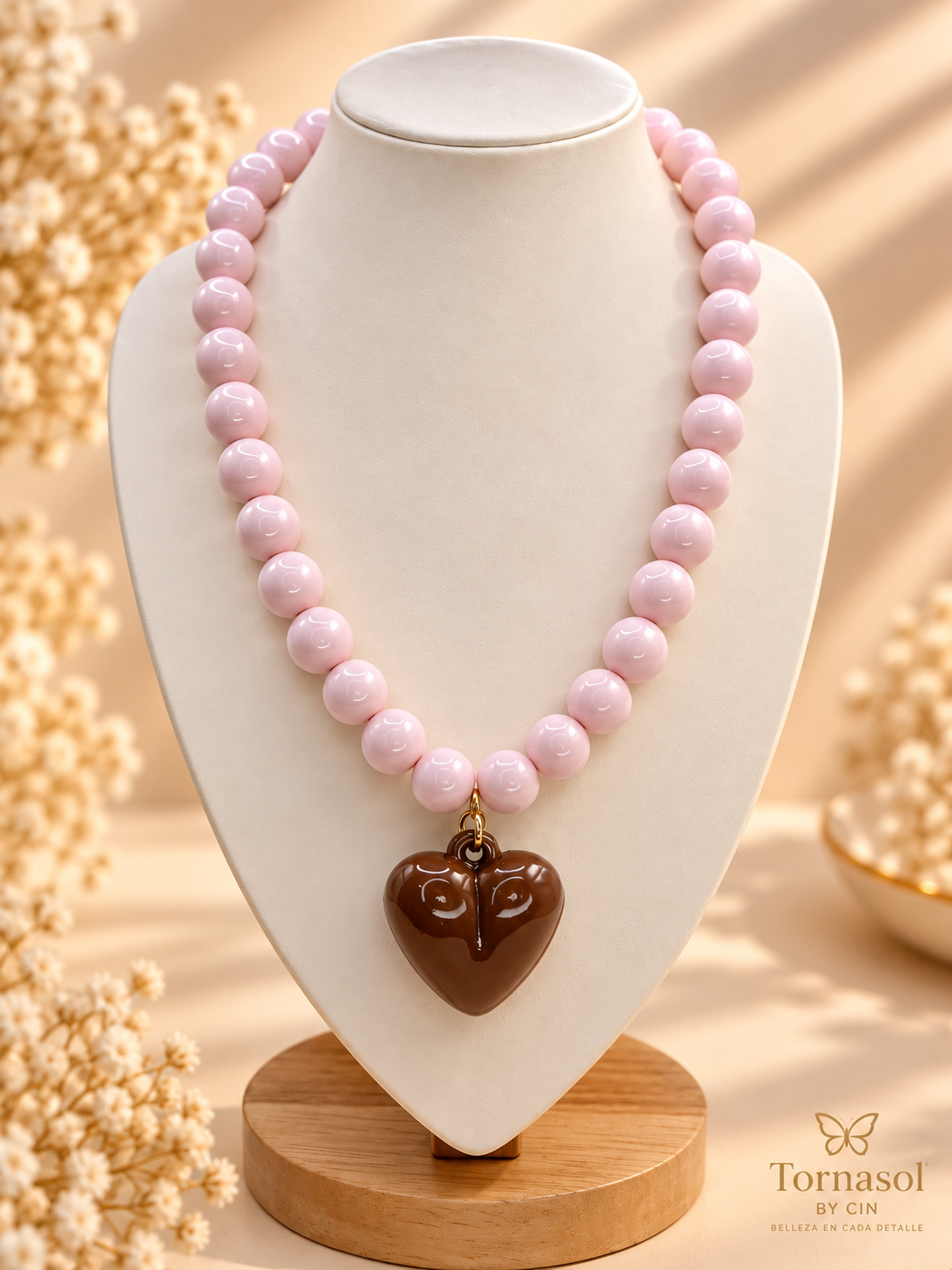 Imagen ilustrativa de Collar Rosa Dulce con Corazón Chocolate